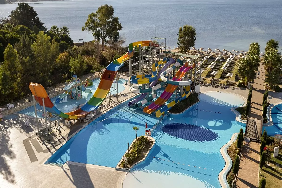 پارک آبی هتل لیبرتی گلف1